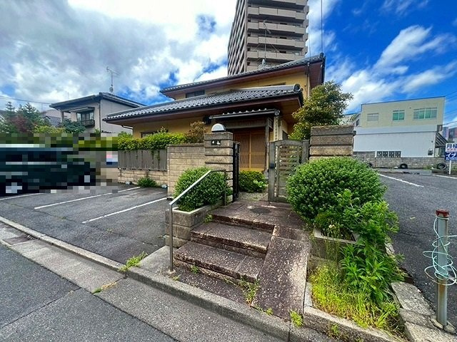 米子市東町中古戸建の外観|敷地面積約125坪となります。
平成12年築の建物になります。
駐車も複数台可能です〇