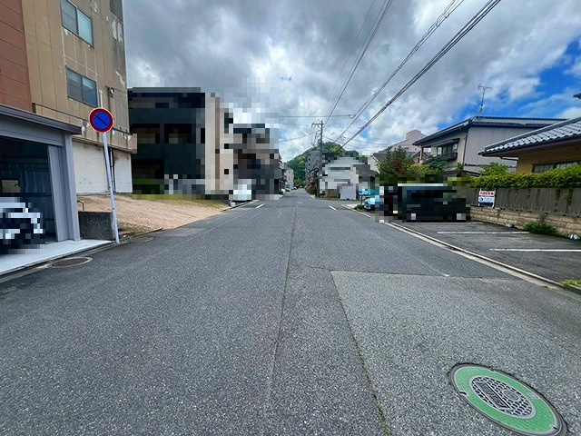 米子市東町中古戸建の前面道路含む現地写真|前面道路南側の写真になります。
幅員約9.1mとなり見通しも良いです。