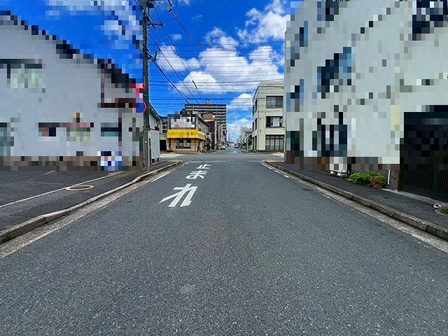 米子市東町中古戸建の前面道路含む現地写真|北側になります。
こちらの方向を行って頂くと駅前通りに出ます。