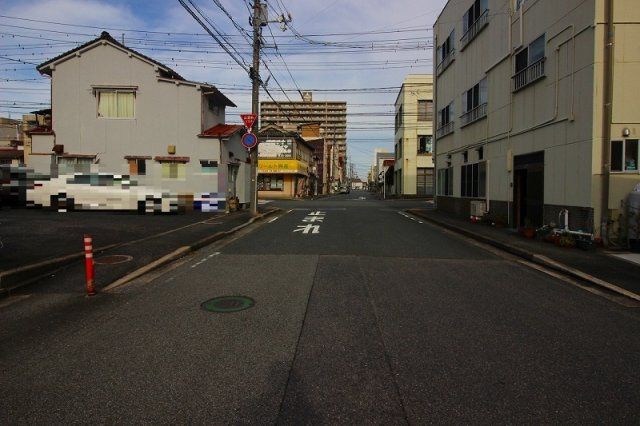 米子市東町中古戸建の前面道路含む現地写真|利便性の良い立地にある不動産になります。