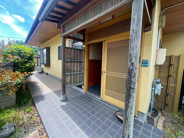 米子市東町中古戸建の玄関|和を感じれる玄関部分となっております。
左に行くと素敵なお庭もございます。