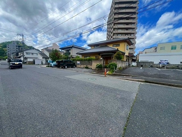 米子市東町中古戸建の前面道路含む現地写真|利便性の良い立地にある不動産になります。