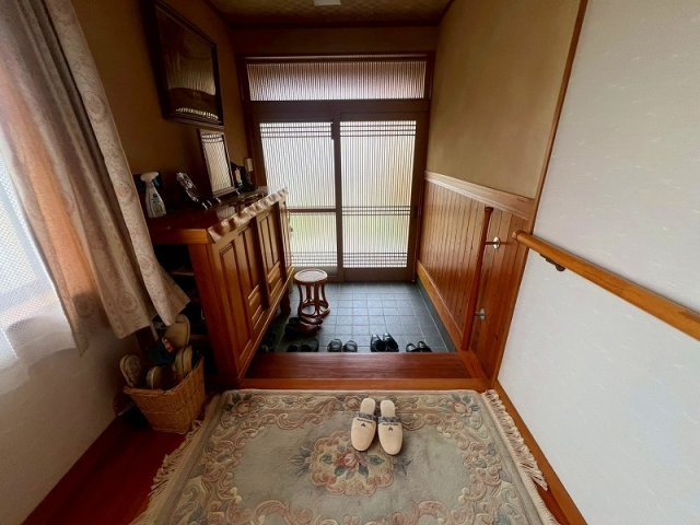 米子市東町中古戸建の玄関|玄関室内側になります。
ワンポイントとして野球のバットが手摺りの代わりとして壁についております〇