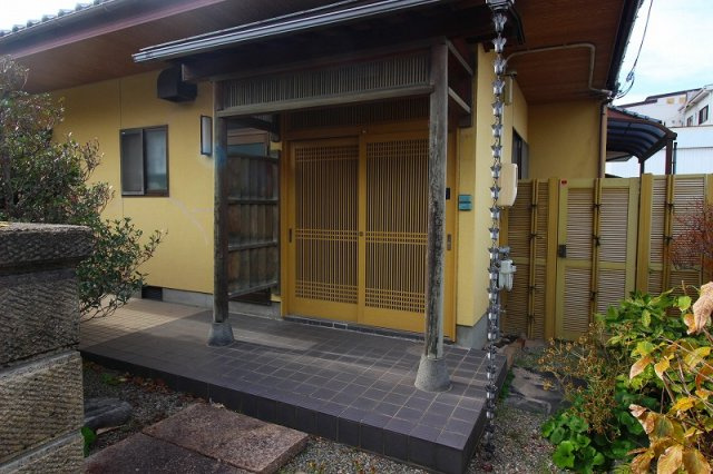 米子市東町中古戸建の庭|和を感じれる玄関部分となっております。
左に行くと素敵なお庭もございます。