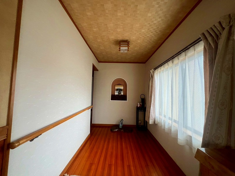 米子市東町中古戸建の玄関|玄関正面です。
廊下も広く光も良く差し込んできます。