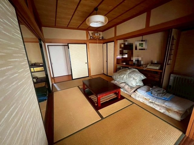 米子市東町中古戸建の和室|1F和室8帖となっております。
6帖部分と続き間となっております。