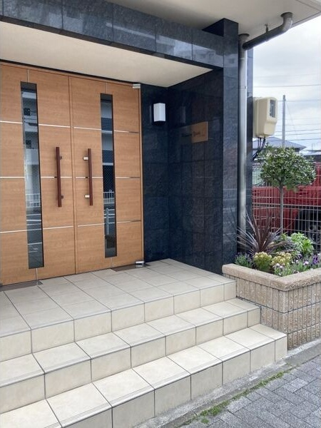 プリミエール矢田のエントランス