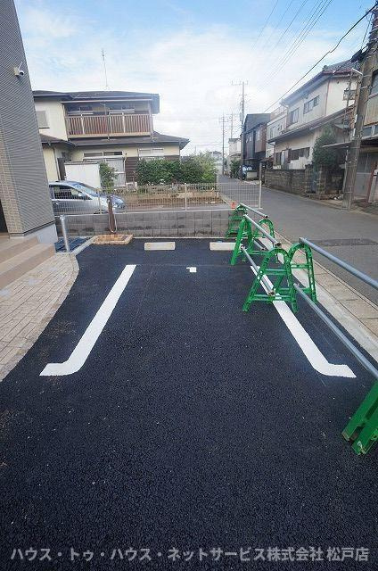 クローバーレジデンスの駐車場