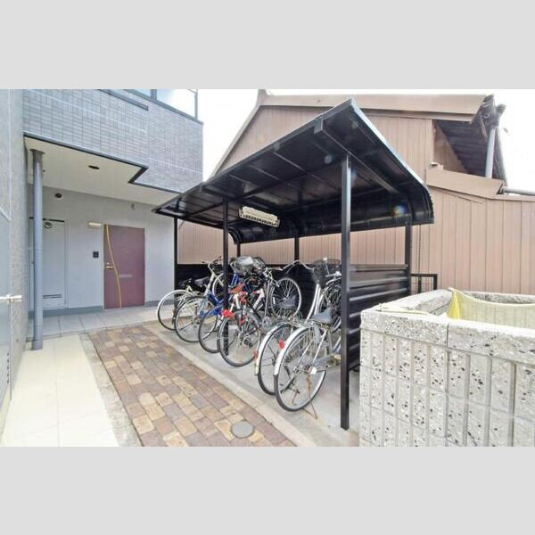 アベニール佃の駐車場