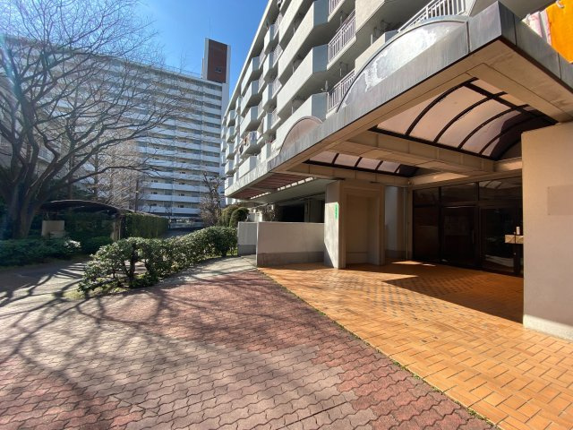 ■美しく整えられたエントランスが、住まいへの期待感を高めます。訪れるたびに心が安らぐ、落ち着いた入り口です。