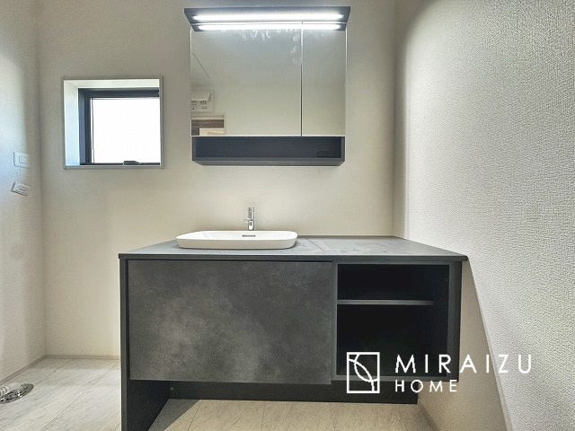 【前面道路含む現地写真】 | プライバシー性と開放感を高める住環境。陽当たりの良い開かれたロケーションを活かし、心地よい暮らしをプランニング