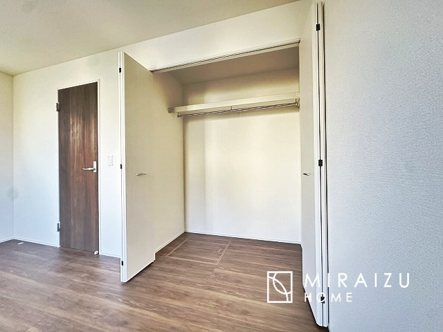 【その他】 | 来客時にカラー画像で確認が出来るので安心。夜間でもLEDライトでくっきりと映ります。また画像のみの対応も出来る為、こちら側の声は聞こえず様子を見てからインターホン対応も可能で安心ですね。
