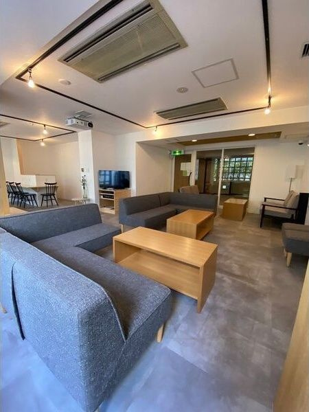 ラクメンビルのロビー