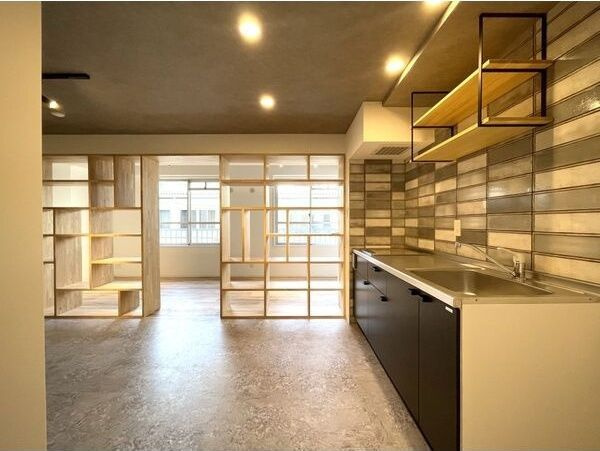 ラクメンビルの洋室