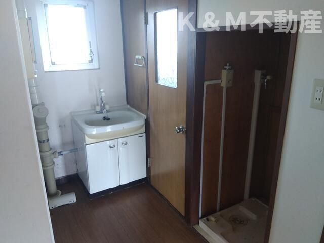 小金原団地６ー７街区４号棟の洗面所|ゆったりとスペースのある洗面所
 