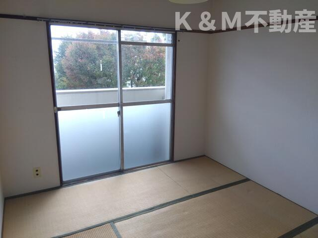 小金原団地６ー７街区４号棟の居間・リビング|こちらのリビングで趣味の時間をお楽しみください
 