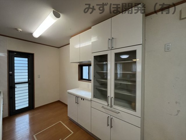 山形市小白川町2丁目4-4のその他|備付けの食器棚がございます。
