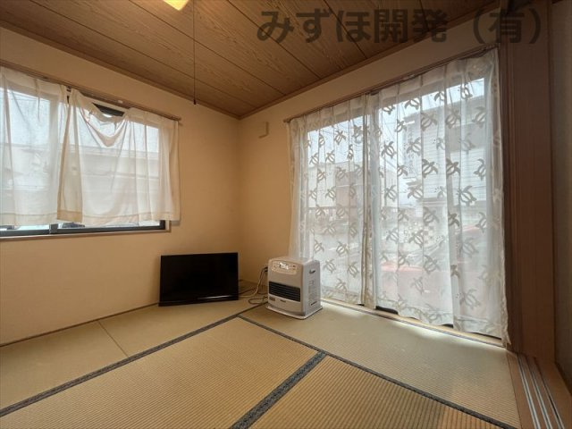 山形市小白川町2丁目4-4の居間・リビング|リビングには和室もございます。