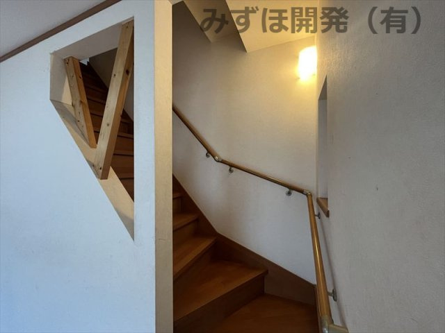 山形市小白川町2丁目4-4の内装|リビング内階段です。