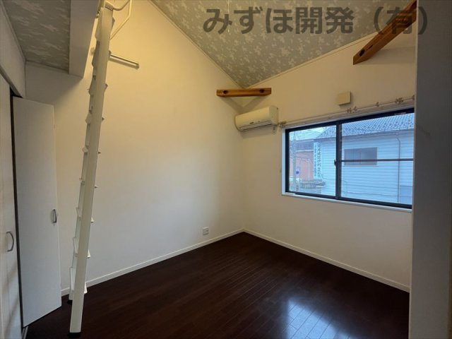 山形市小白川町2丁目4-4の洋室|2階の南側の洋室です。南側に窓がございます。