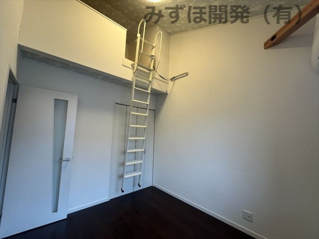 山形市小白川町2丁目4-4の洋室|ロフト用のはしごの後ろにクローゼットもございます。