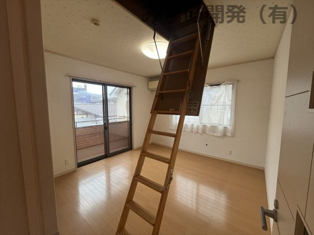 山形市小白川町2丁目4-4のその他|主寝室には、屋根裏収納がございます。