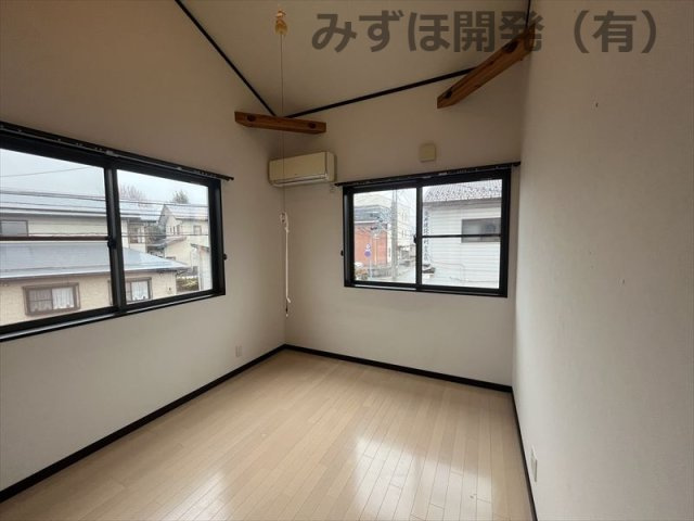 山形市小白川町2丁目4-4の洋室|南東角のお部屋です。