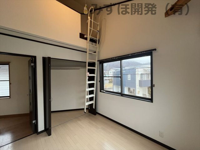 山形市小白川町2丁目4-4の洋室|ロフト用梯子の裏にクローゼットがございます。