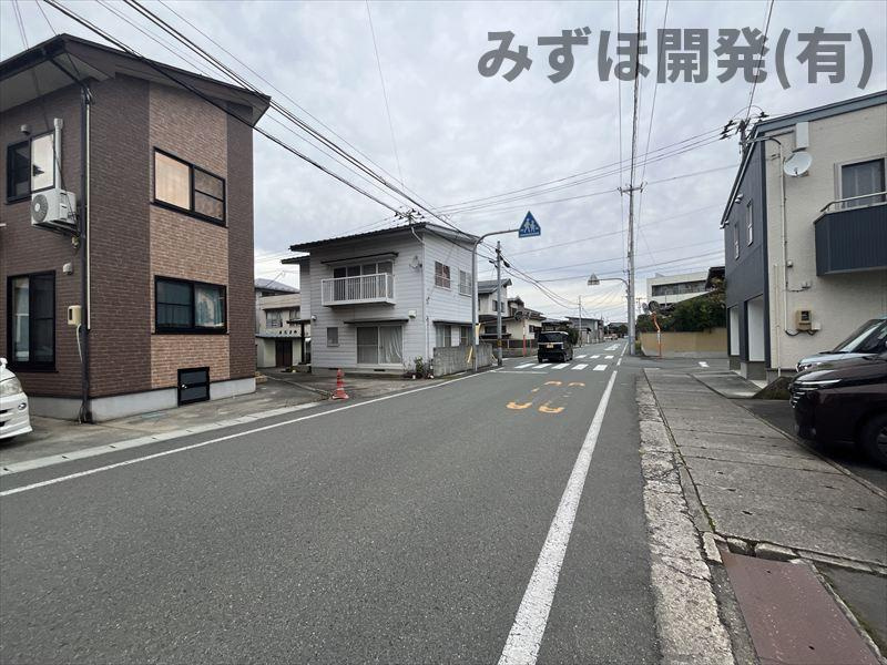 山形市小白川町2丁目4-4の前面道路含む現地写真|北向きの写真です。