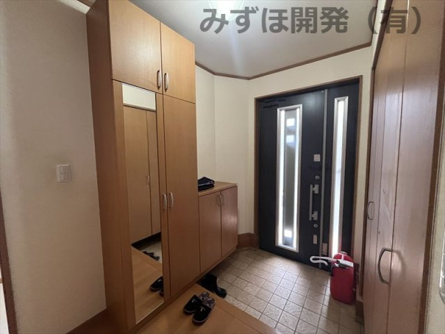 山形市小白川町2丁目4-4の玄関|全身鏡付きの大容量シューズボックスです。