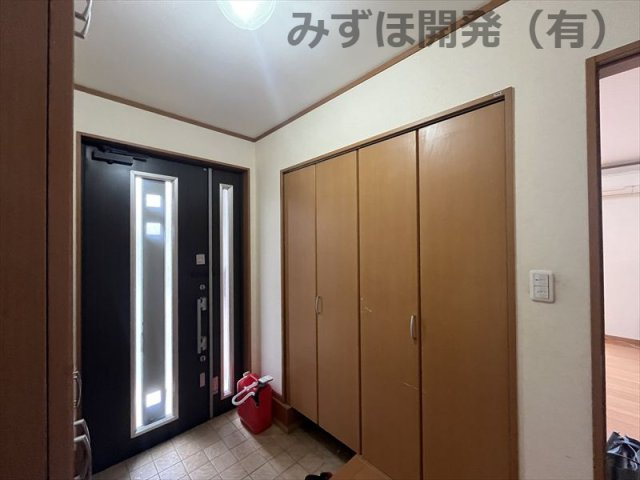 山形市小白川町2丁目4-4の玄関|土間続きの収納スペースもございます。