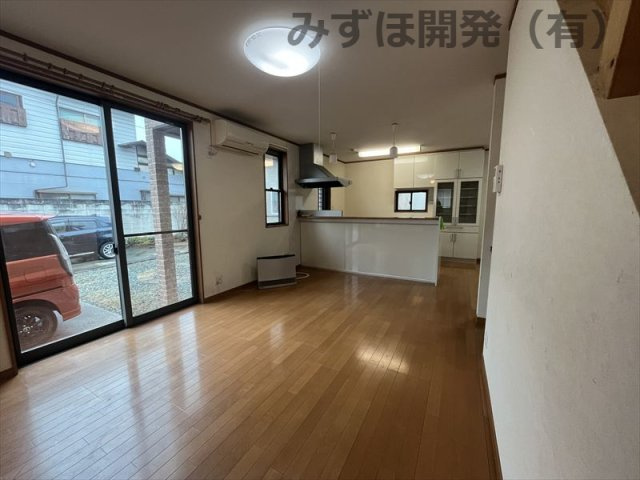 山形市小白川町2丁目4-4の居間・リビング|大きな南窓から暖かな日差しが差し込むリビングは20帖の広さがございます。