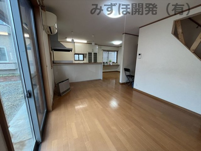 山形市小白川町2丁目4-4の居間・リビング|リビング内階段がございます。