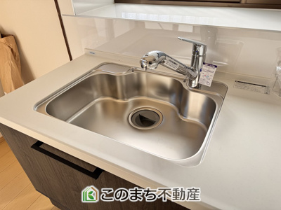 【キッチン】 | KEM真岡市長田1期 | ビルトイン型浄水器を内蔵したキッチン水栓。お米を研いだり、野菜を洗ったりするときなど用途に応じてワンタッチで浄水に切り替えが可能です。カートリッジ式なので、フィルターを簡単に交換する事が出来ます。
