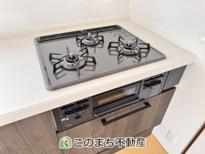 【キッチン】 | KEM真岡市長田1期 | 三ツ口コンロ採用で、同時調理もスムーズ◎！お料理を並べられるカウンター付きで、配膳・片付けをサポート！リビングで過ごすご家族とコミュニケーションを楽しみながら作業可能です♪