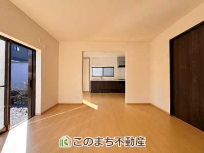 【居間・リビング】 | KEM真岡市長田1期 | 開放感のある広々としたリビング☆家族みんなでゆったりくつろげます♪
南側から暖かな日差しが差し込みます♪