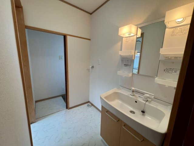 白井掛戸建の洗面所