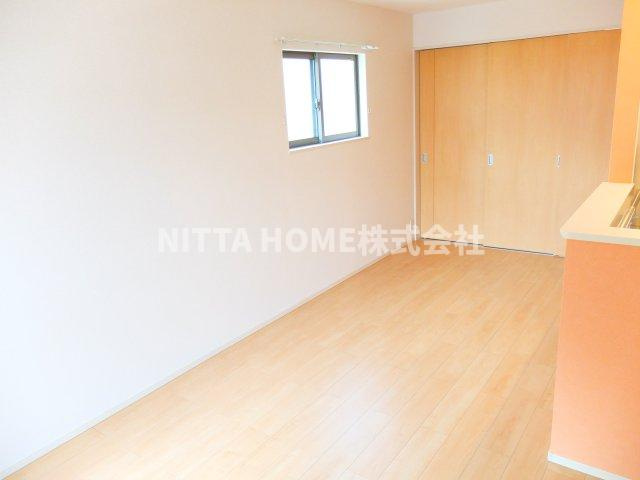 ソルベニの洋室|バルコニーと小窓がついて光の入りやすいリビング◎