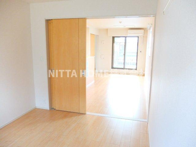 ソルベニの子供部屋|洋室からリビングを見た写真です★