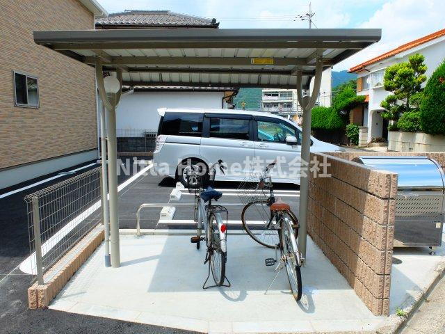 ソルベニのエントランス|敷地内の駐輪場があります＊