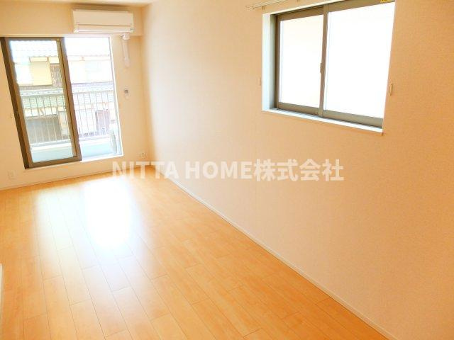 ソルベニの居間・リビング|リビングは１１．８帖です◆防振フローリングを採用◇