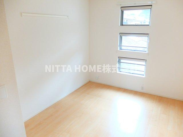 ソルベニの洋室|洋室は小窓から光が差し込みます＊