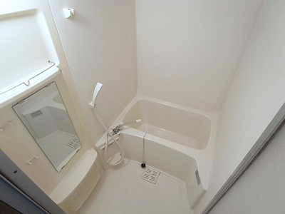 【浴室】 | コンフォートカナヤ | 鏡が付いたゆったり出来るバスルーム