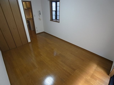 【内装】 | コンフォートカナヤ | ２面採光で明るい洋室