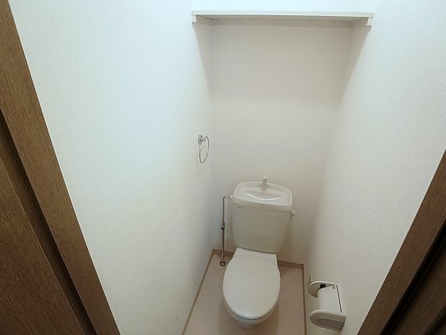 コンフォートカナヤのトイレ|トイレの上に棚が付いています