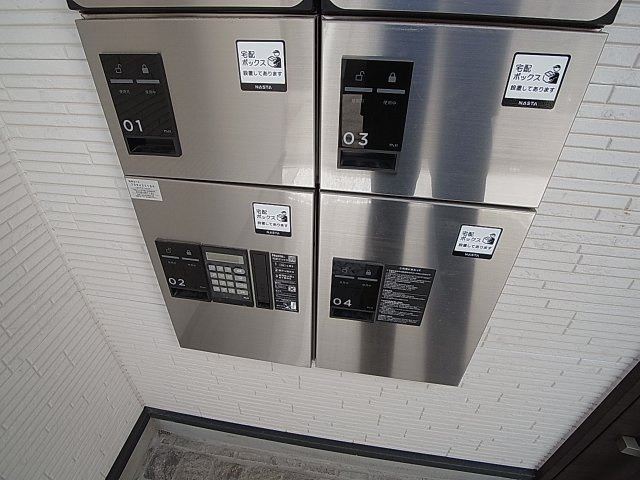 ブルームのエントランス|宅配BOXを完備しています