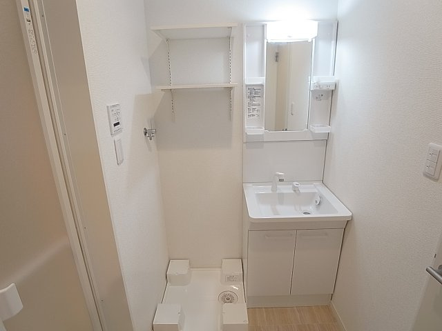 ブルームの洗面所|シャワー付きの独立洗面台、脱衣所も広々