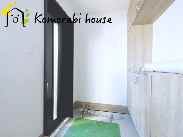 さいたま市西区指扇996番2　新築一戸建て　Bの玄関|収納もある玄関です