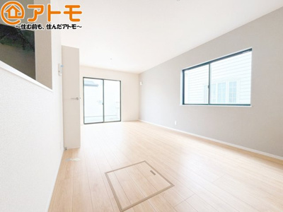 【居間・リビング】 | 駿河区下川原六丁目13期　新築戸建　3号棟 | 日当たりのよいリビングは、一年を通してぽかぽかとしています。家族が自然と集まる空間になりそうですね♪