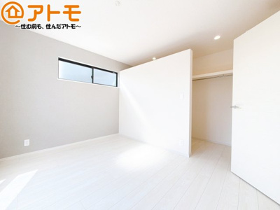 【寝室】 | 駿河区下川原六丁目13期　新築戸建　1号棟 | アクセントクロスが印象的なお部屋です。お気に入りの家具に囲まれてゆったり過ごしたいですね♪